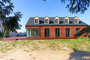 Гармония стиля и функциональности: гараж и терраса из лиственницы в Низово