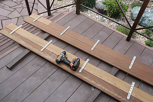 Скрытый крепёж САМО, цеховая покраска и масло Renner: почему термоясень — лучший выбор для статусного дома в Ленинградской области