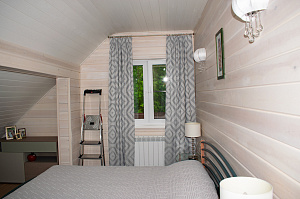 спальня со стенами из имитации бруса