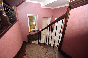 Забежные ступени, кованые балясины и ясень: история одной лестницы, рожденной в содружестве с клиентом