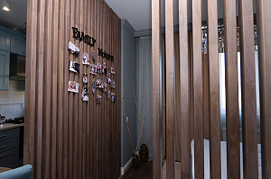 Реечные перегородки из сосны и дуба, вписанные в интерьер квартиры