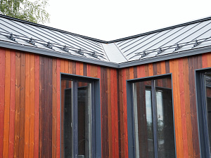 Поместье «Алексеевское»: фасад из термососны в четырех цветах — смелое решение для взыскательных владельцев

