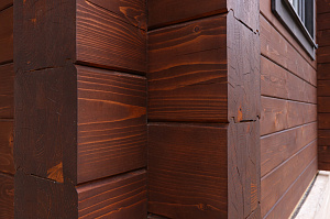 Комплекс работ по покраске деревянного дома с балками на террасе и стобами