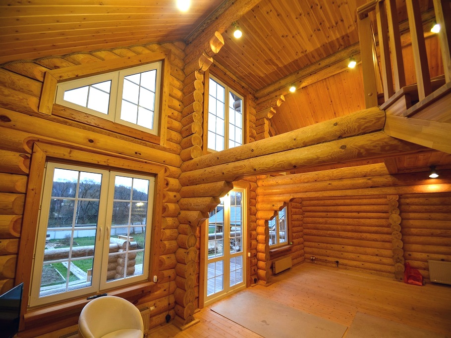 Внутренняя отделка деревянного дома из бревна. Фото для идей