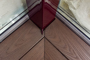 Инженерное совершенство: алюминиевые лаги, термоясень и скрытый крепеж в проекте для банка