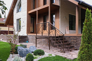 Скрытый крепёж САМО, цеховая покраска и масло Renner: почему термоясень — лучший выбор для статусного дома в Ленинградской области