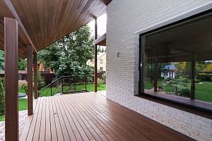 Скрытый крепёж САМО, цеховая покраска и масло Renner: почему термоясень — лучший выбор для статусного дома в Ленинградской области