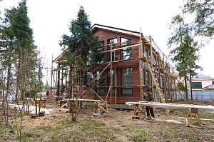 Отличная обшивка дома планкеном из термолиственницы в КП "Топаз"