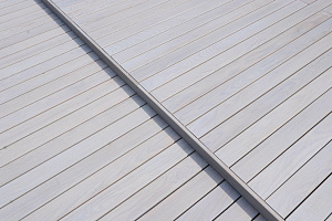 Эксклюзивная терраса из термоясеня на эксплуатируемой кровле в Санкт-Петербурге