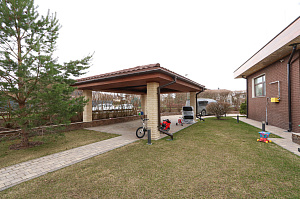 Скрытый крепёж, цеховая покраска и сибирская лиственница: почему этот проект в Мысе Удальцово не требует внимания уже 4 года