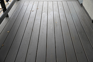 Изысканная терраса из сибирской лиственницы в Солнечной Долине