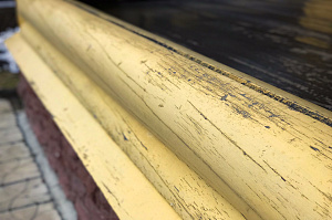 шелушение краски на бревенчатом доме