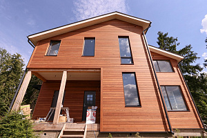 Петергоффские аллеи требуют статуса: как термолиственница преобразила каркасный дом в элитном посёлке