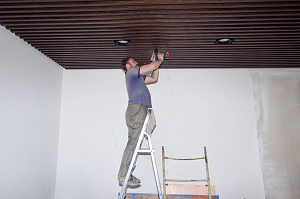 Потолок, о котором говорят: трендовое решение для статусного офиса