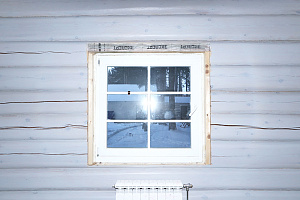 Как выглядит дом-баня из лафета внутри, когда покраска сделана по уму