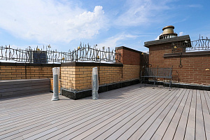 Эксклюзивная терраса из термоясеня на эксплуатируемой кровле в Санкт-Петербурге