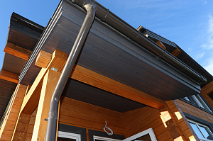 Карцево: шлифовка и покраска дома из клеёного бруса для «Нордвуд» — защита Tikkurila Pinja W-Oil (5070) и акценты RAL 7024