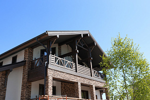 Фасад в стиле Шале: Изысканный коттедж в Новом Щеглово от Лесобиржи-Спб