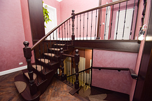 Забежные ступени, кованые балясины и ясень: история одной лестницы, рожденной в содружестве с клиентом