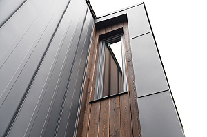 Премиальная отделка фасада и террасы лиственницей: проект ЛесоБиржи на Ладожские Берега