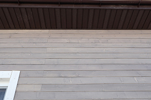 Не просто обшивка, а комплексное решение: вентилируемый фасад, индивидуальный водосток и единый стиль — дом, который будет служить десятилетиями