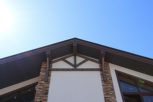 Фасад в стиле Шале: Изысканный коттедж в Новом Щеглово от Лесобиржи-Спб