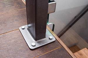 крепеж для лестницы