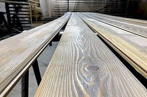 брашированная лиственница в сером цвете