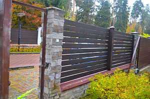 установка деревянного забора 2