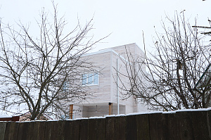 Современный каркасный дом с эксплуатируемой кровлей у Озера Врево