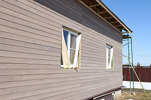 Не просто обшивка, а комплексное решение: вентилируемый фасад, индивидуальный водосток и единый стиль — дом, который будет служить десятилетиями