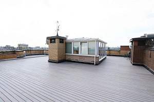 Эксклюзивная терраса из термоясеня на эксплуатируемой кровле в Санкт-Петербурге