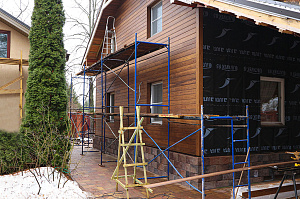 Бревенчатый дом больше не нуждается в ремонте каждые 5 лет: как вентилируемый фасад и цоколь White Hills решили проблему навсегда