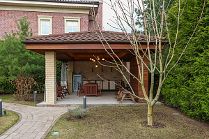 Скрытый крепёж, цеховая покраска и сибирская лиственница: почему этот проект в Мысе Удальцово не требует внимания уже 4 года