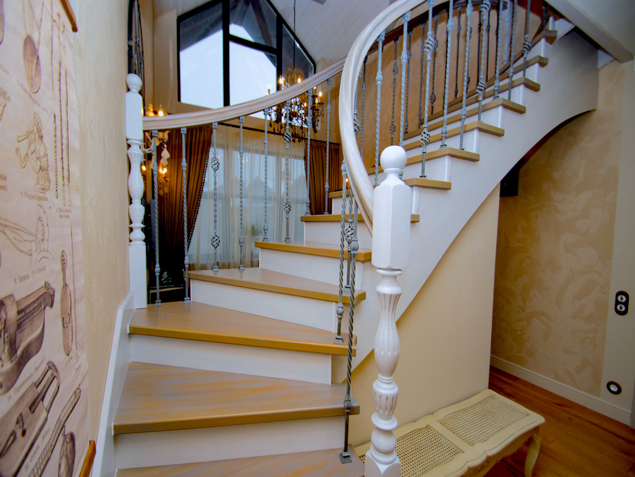 Лестница с кованными деталями в стиле "Прованс" для пентхауса