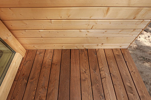 Не просто обшивка, а архитектурное высказывание: вертикальный планкен, идеальные зазоры и мембрана для долгой жизни дома