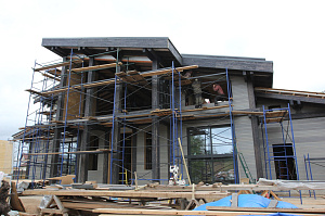 Масштабная реконструкция загородного дома: термоясень, фахверк с историей и идеальная геометрия каждого элемента