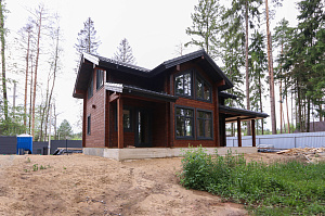 Комплекс работ по покраске деревянного дома с балками на террасе и стобами