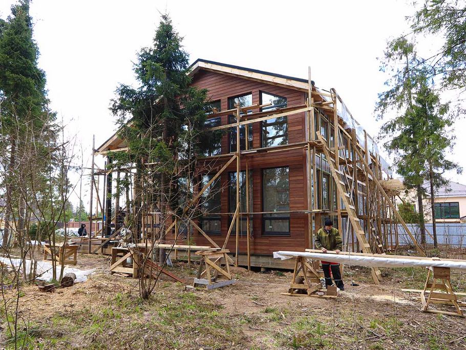 Отличная обшивка дома планкеном из термолиственницы в КП "Топаз"