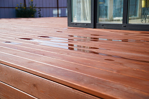 Гармония стиля и функциональности: гараж и терраса из лиственницы в Низово