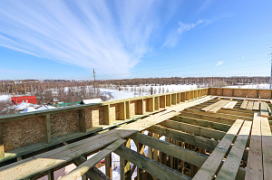 Современный каркасный дом с эксплуатируемой кровлей у Озера Врево