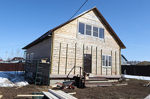 Не просто обшивка, а комплексное решение: вентилируемый фасад, индивидуальный водосток и единый стиль — дом, который будет служить десятилетиями