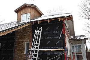 Бревенчатый дом больше не нуждается в ремонте каждые 5 лет: как вентилируемый фасад и цоколь White Hills решили проблему навсегда