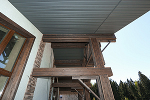 Фасад в стиле Шале: Изысканный коттедж в Новом Щеглово от Лесобиржи-Спб