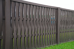 Современный забор в стиле Барнхаус для коттеджа в Вишневом Саду