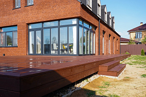 Гармония стиля и функциональности: гараж и терраса из лиственницы в Низово