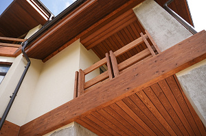 Холодная монументальность камня и живое тепло дерева — идеальный дуэт для фасада, который не оставит равнодушным