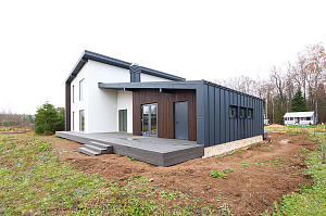 Премиальная отделка фасада и террасы лиственницей: проект ЛесоБиржи на Ладожские Берега