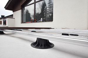 Инженерное совершенство: регулируемые опоры, алюминиевые лаги и термоясень для вашей кровли