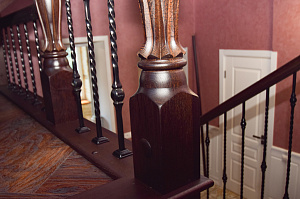 Забежные ступени, кованые балясины и ясень: история одной лестницы, рожденной в содружестве с клиентом